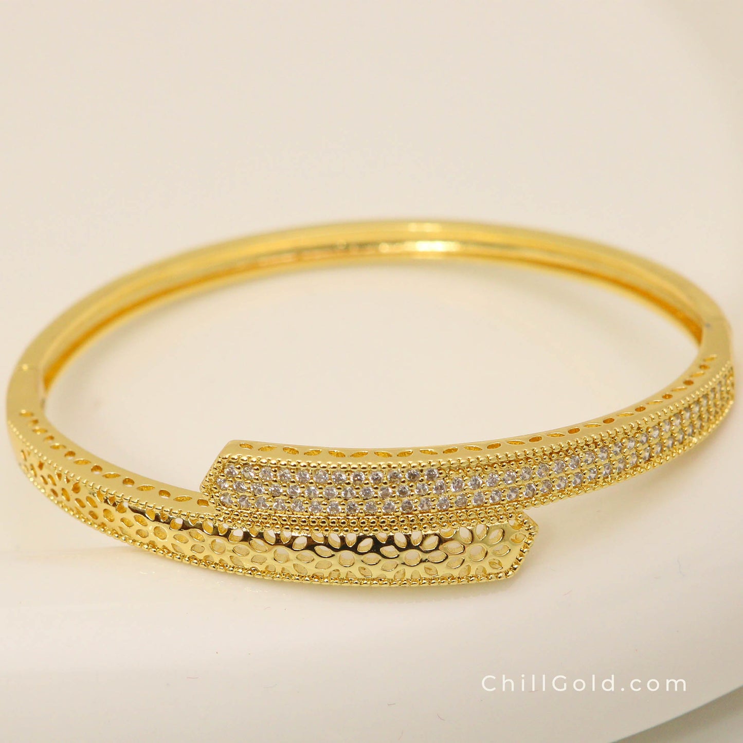 Long-Lasting 18K Gold Plated Brass Cubic Zirconia Hinged Bracelet