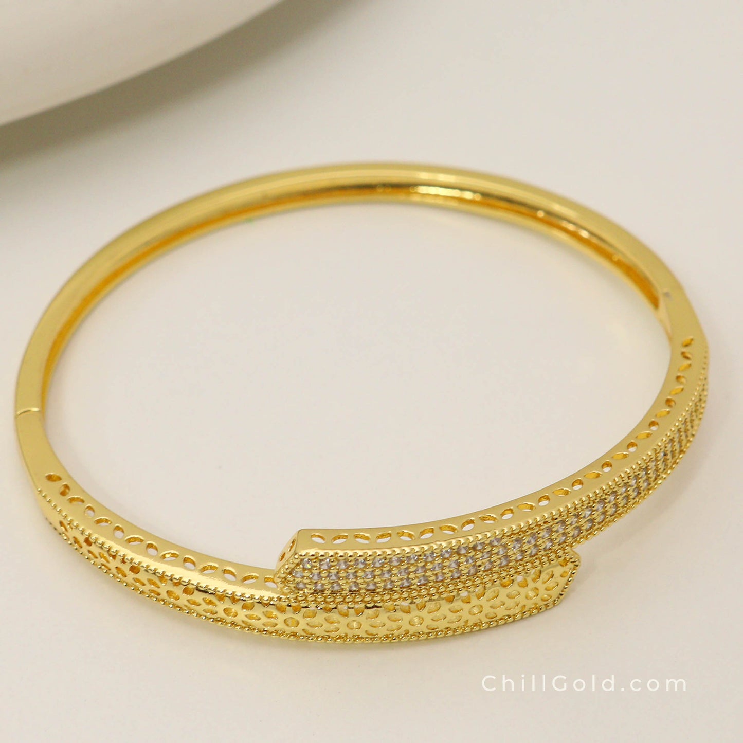 Long-Lasting 18K Gold Plated Brass Cubic Zirconia Hinged Bracelet