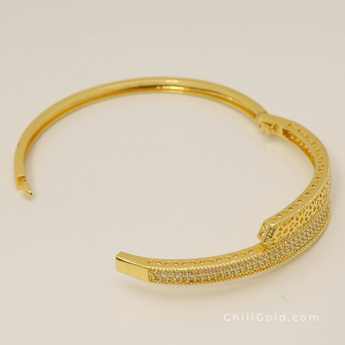Long-Lasting 18K Gold Plated Brass Cubic Zirconia Hinged Bracelet