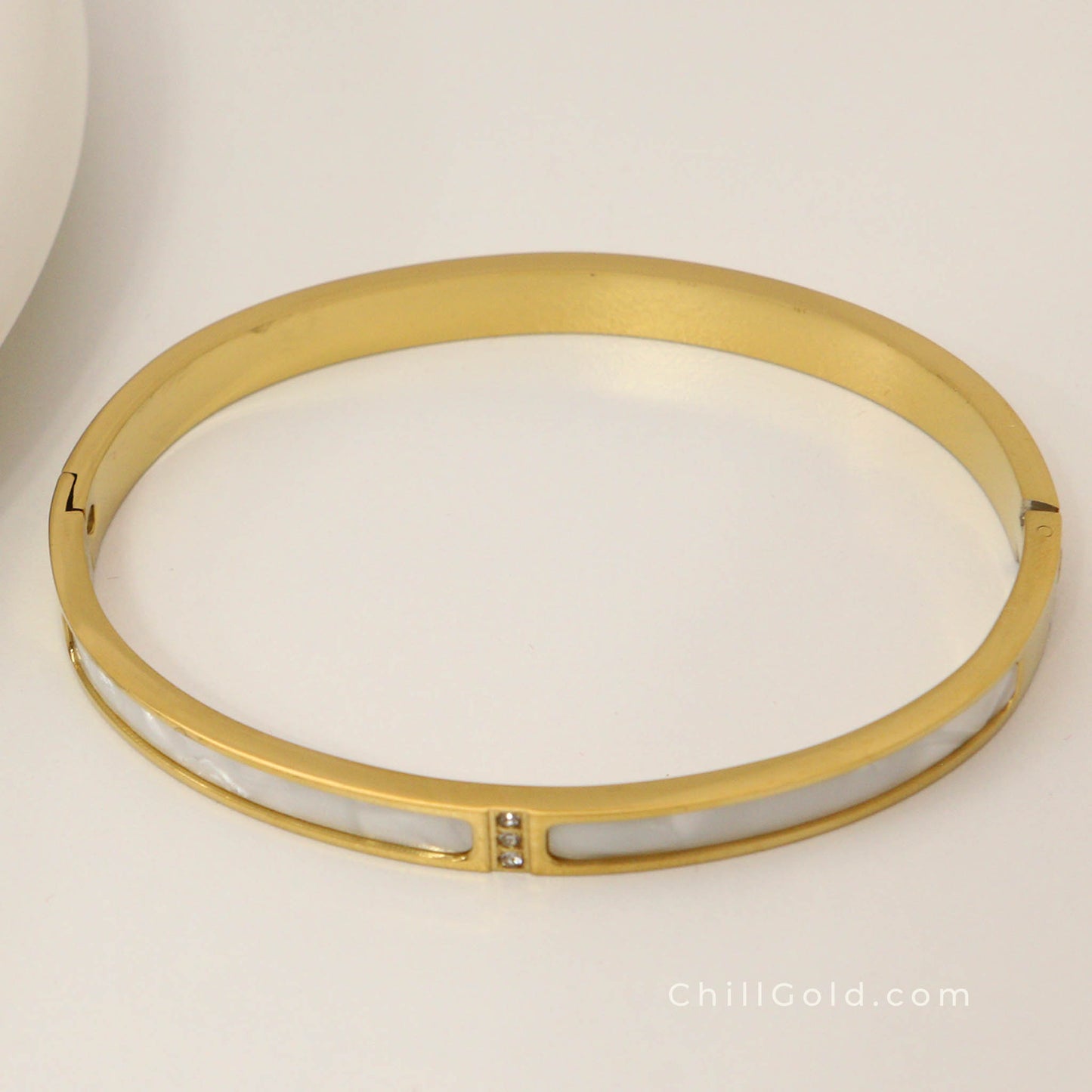 Elegant 18K Gold Plated Shell Bangle