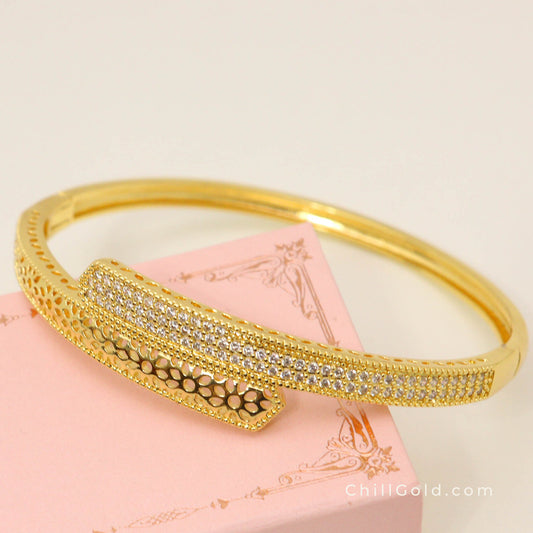 Long-Lasting 18K Gold Plated Brass Cubic Zirconia Hinged Bracelet