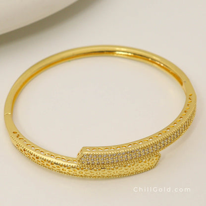 Long-Lasting 18K Gold Plated Brass Cubic Zirconia Hinged Bracelet