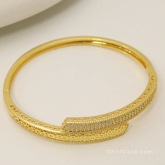 Long-Lasting 18K Gold Plated Brass Cubic Zirconia Hinged Bracelet